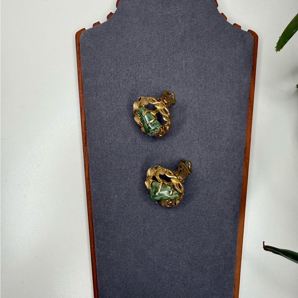 Vintage 60s 70s Gold Tone Green Stone Clip Earrings | Mid Century Brutalist Boho - Picture 6 of 9